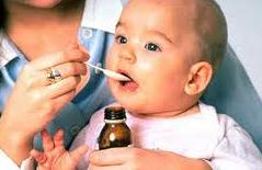 bebê tomando homeopatia